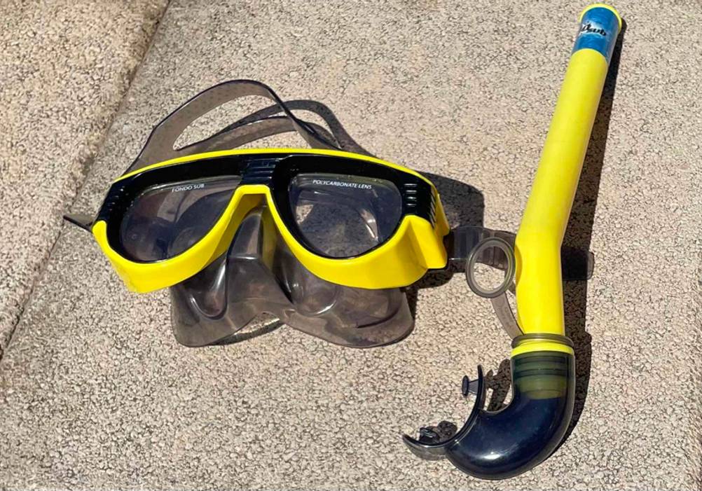 Getestete Taucherbrille mit Schnorchel befinden sich auf dem Boden. 