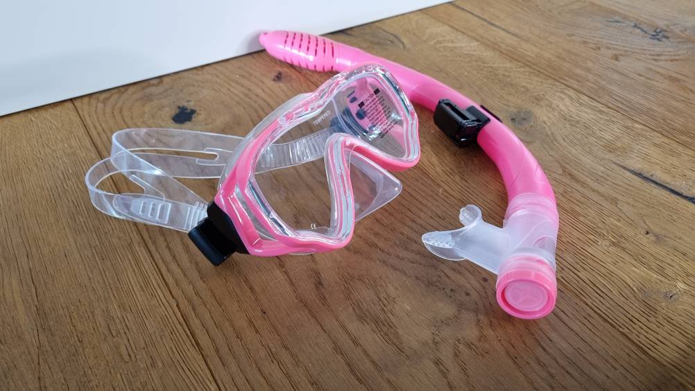 Kinder-Taucherbrille und Schnorchel liegen auf dem Boden