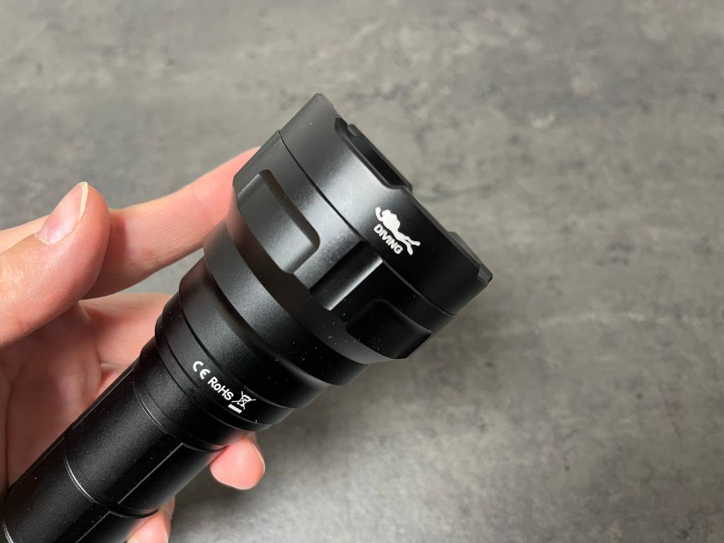 Bei der Tauchlampe DL70 von Wurkkos lassen sich nach Bedarf unterschiedliche Helligkeitsstufen einstellen.