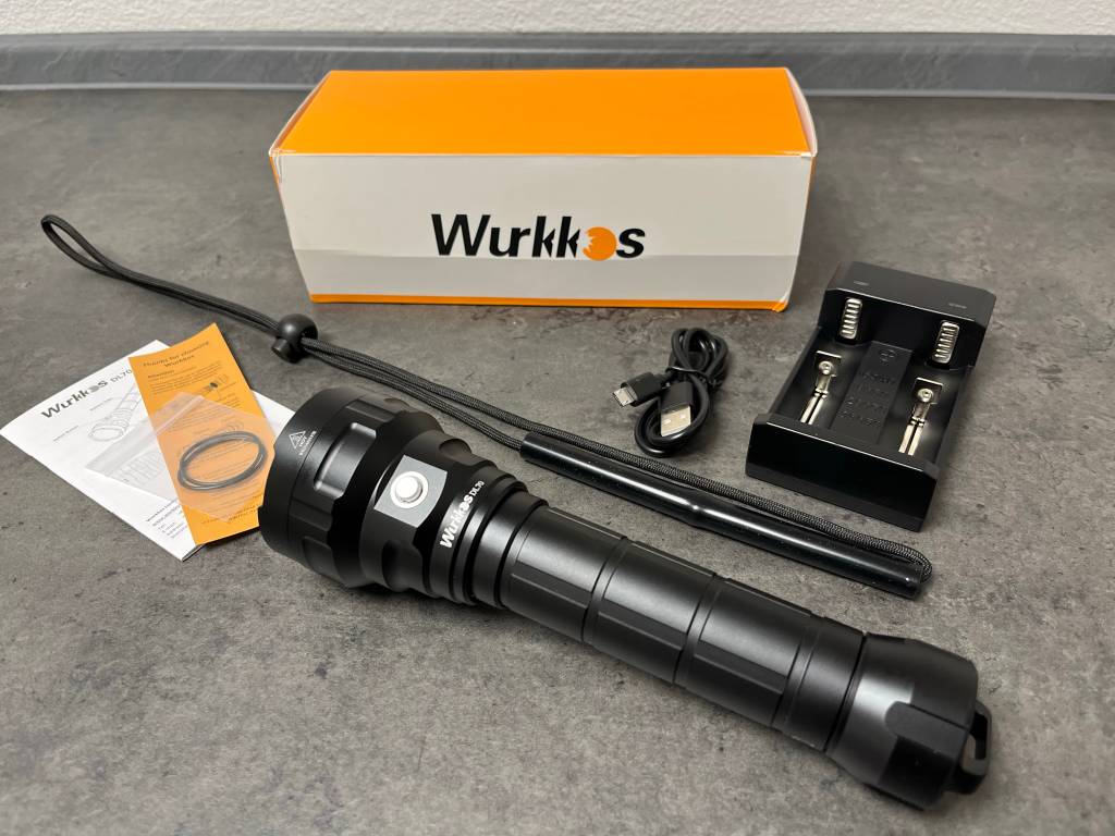 Das Modell DL70 der Marke Wurkkos leuchtet besonders hell und wird inklusive einer Armschlaufe sowie eines Batterieladegeräts geliefert.
