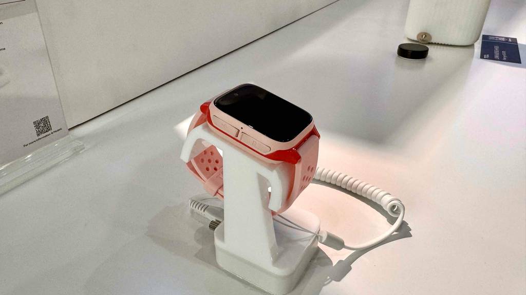 Smartwatch für Damen im Test: Auf der linken Seite sind zwei Anschlüsse.