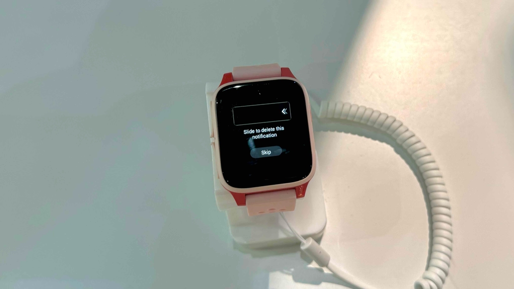 Im Test: Auf dem Display einer Smartwatch für Damen läuft der Einstellungsmodus.