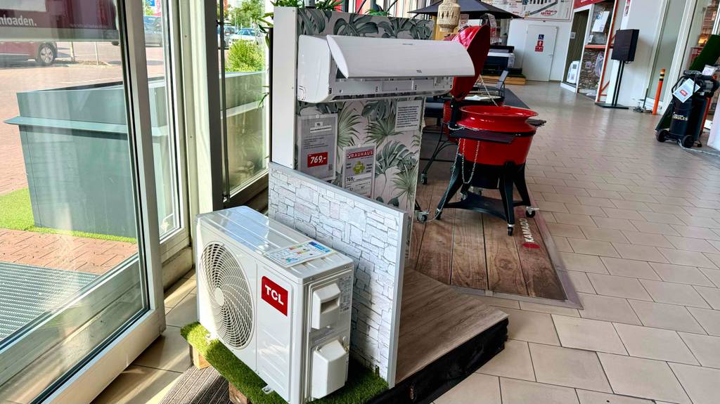 Eine Split-Klimaanlage ist zum Testen in einem Schauraum aufgestellt.