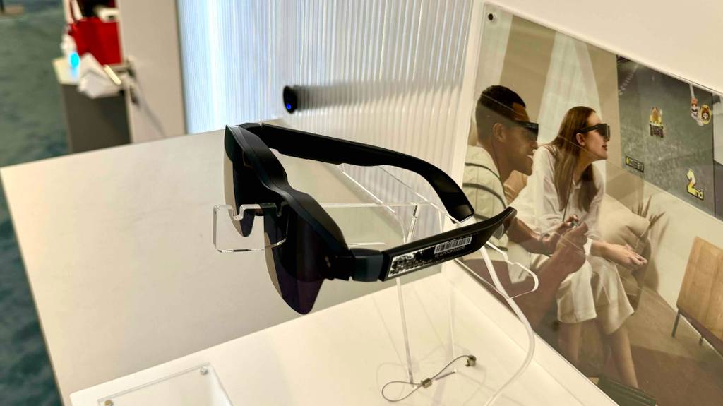 Eine getestete Videobrille von seitlich oben betrachtet, in einem Geschäft ausgestellt.