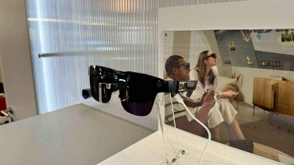 Ansicht von seitlich vorn auf eine Videobrille im Test, die sich in einem Geschäft auf dem Ausstellungsregal befindet.