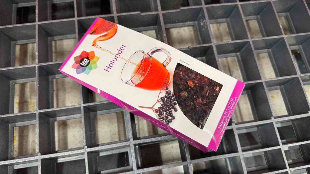 Holunderblüten-Tee-Test: Eine Packung mit losem Tee liegt auf einem Gitter.