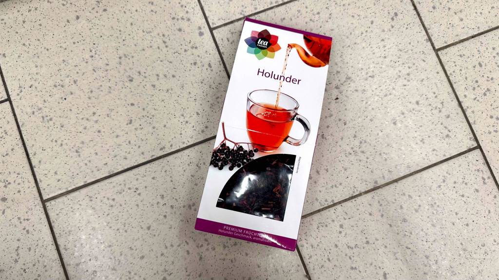 Eine Packung mit losem Holunderblüten-Tee im Test liegt auf einem Fliesenbelag.