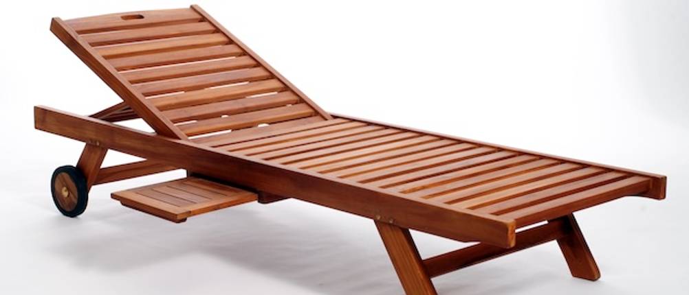Teak-Gartenliege in Nahaufnahme vor einem weißen Hintergrund getestet.