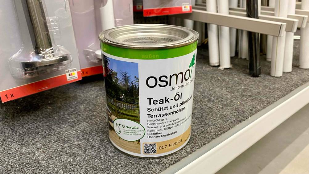 Das getestete Teaköl in der Dose leicht schräg stehend auf einem Verkaufsregal.