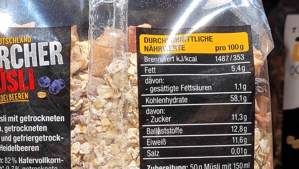 Bircher-Müsli getestet: Auf der Rückseite der Verpackung stehen Nährwertangaben.