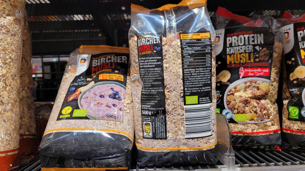 Bircher-Müsli-Test: Eine Packung steht mit der Rückseite nach vorn zwischen weiteren Sorten.