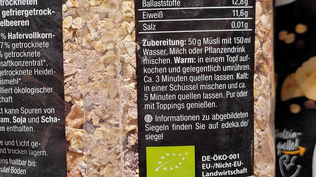 Auf der Rückseite der Verpackung von getestetem Bircher-Müsli steht eine Zubereitungsempfehlung.