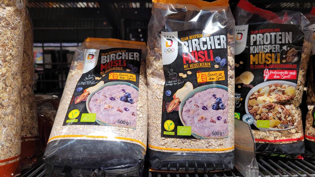 Bircher-Müsli im Test: mehrere Packungen verschiedener Sorten stehen in einem Regal.