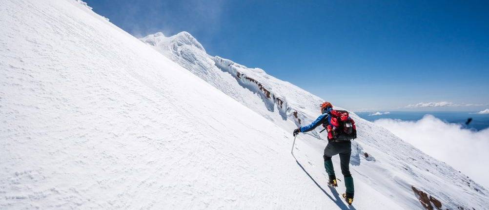 Bergsteigen bei Schnee wird erst mit einem Eispickel sicher