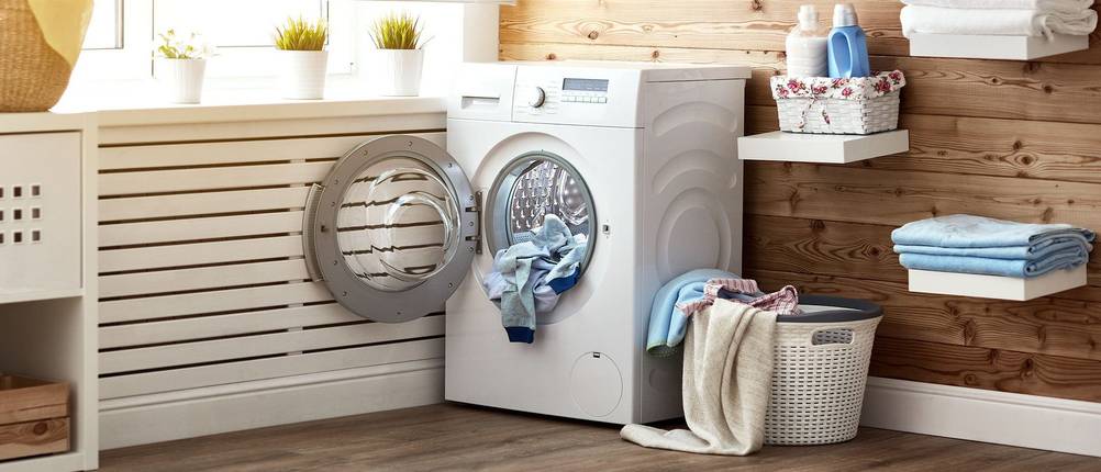 Wäscheraum mit Wäschekorb und Waschmaschine