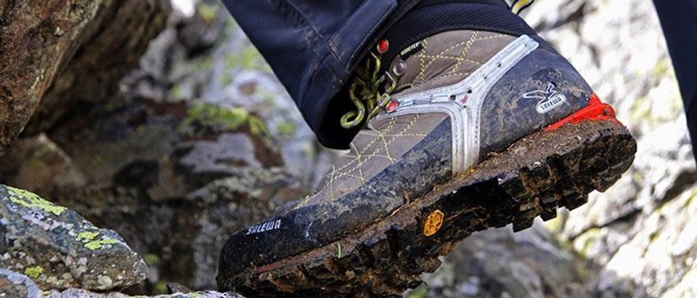 Nahaufnahme eines Gore-Tex-Wanderschuhs im Einsatz