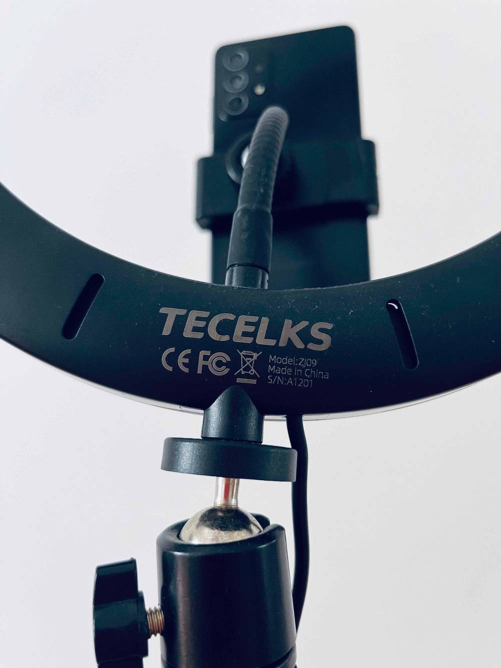 Ein getestetes Ringlicht der Marke TECELKS ist mittels beweglichem Kugelkopf auf einem Stativ befestigt.