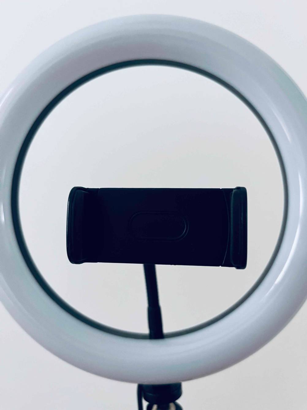 Ringlicht-Test: Ein Ringlicht von vorne mit integrierter Handyhalterung vor einer hellen Wand.