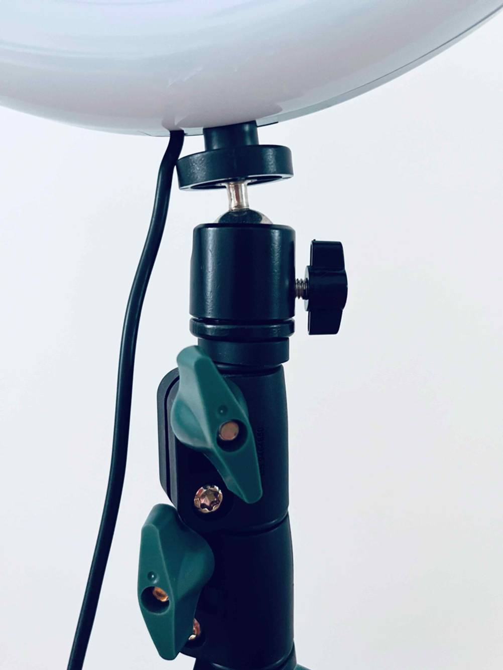 Ringlicht-Test: Detailansicht der Feststellschrauben eines höhenverstellbaren Stativs.