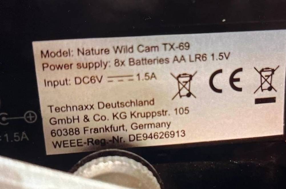 Ansicht des Typenschilds von einer Wildkamera.