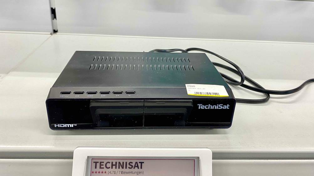 Im Test: Ein Kabel-Receiver von vorne auf einem Verkaufsregal mit Preisschild.