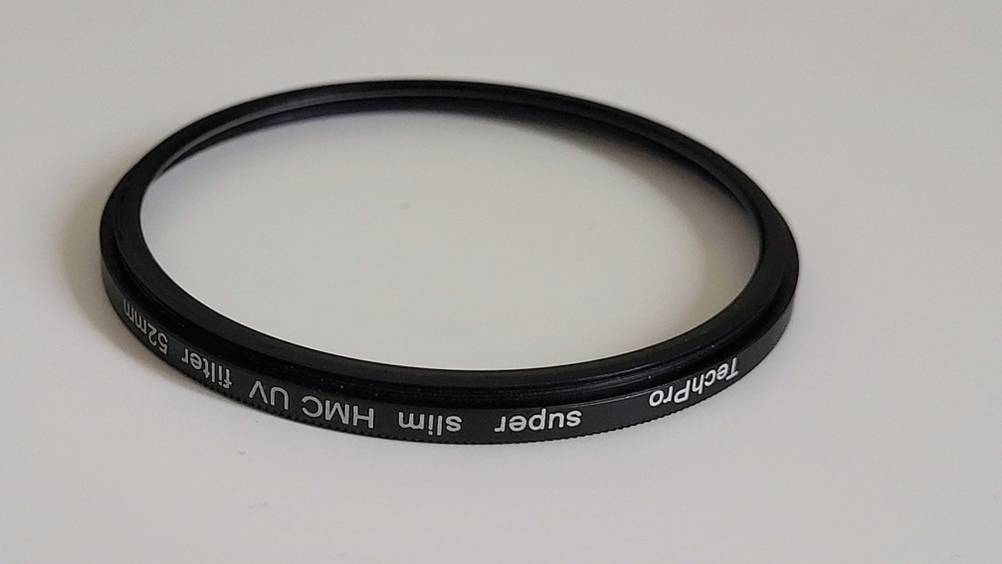 Getestet: Ein UV-Filter von der Seite mit Aufdruck auf dem Rahmen auf einer hellen Fläche.