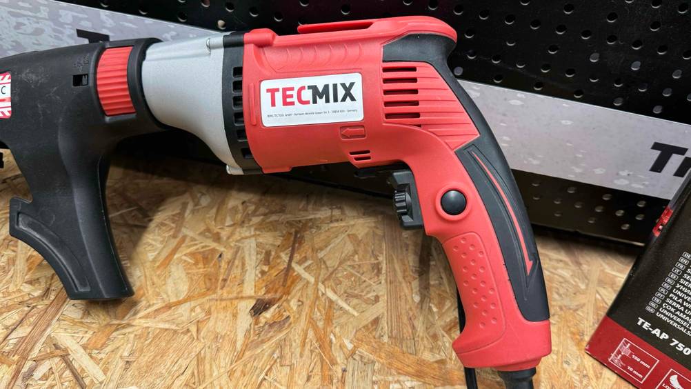 Auf getestetem Trockenbauschrauber von Tecmix ist der Markenname zu lesen.