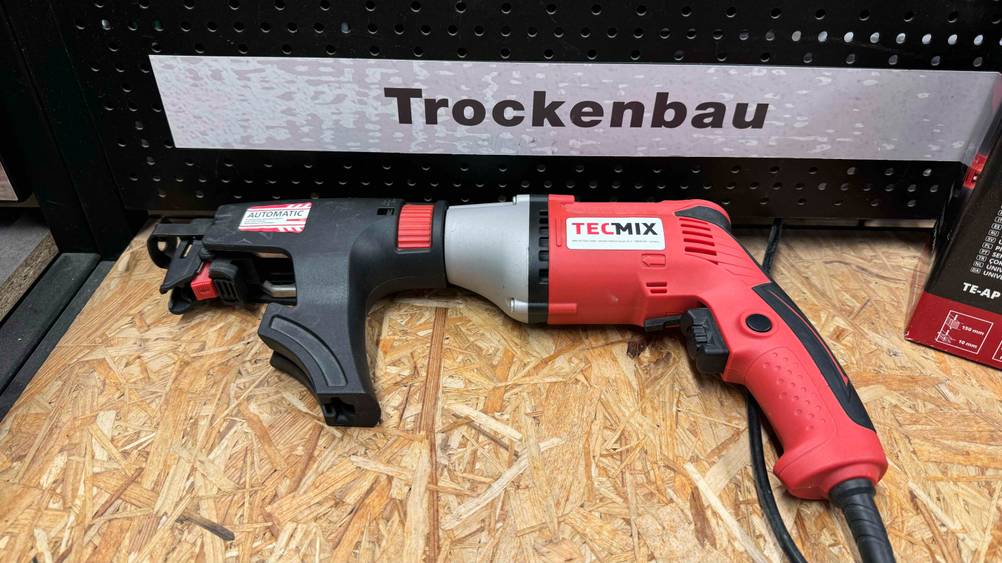 Über getestetem Trockenbauschrauber ist die Aufschrift 