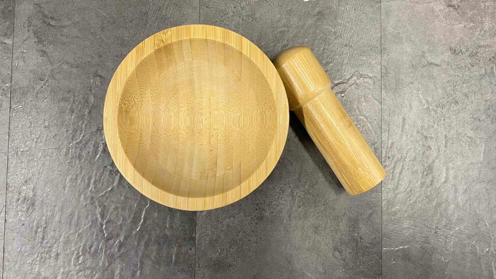 Draufsicht auf einen Holz-Mörser mit Stößel.