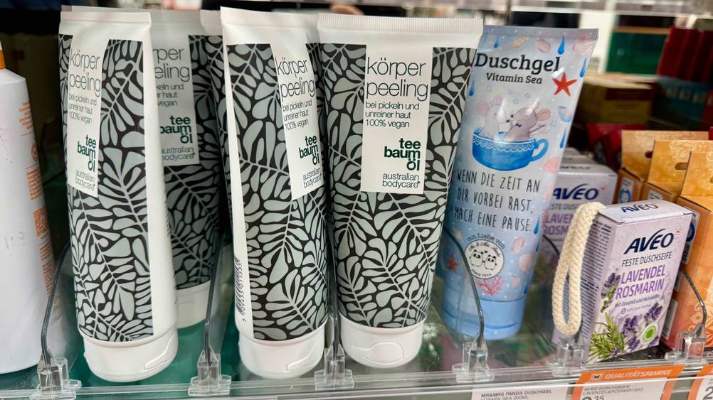 Mehrere Tuben des Teebaumöl-Duschgel im Test in einem Verkaufsregal neben anderen Produkten.