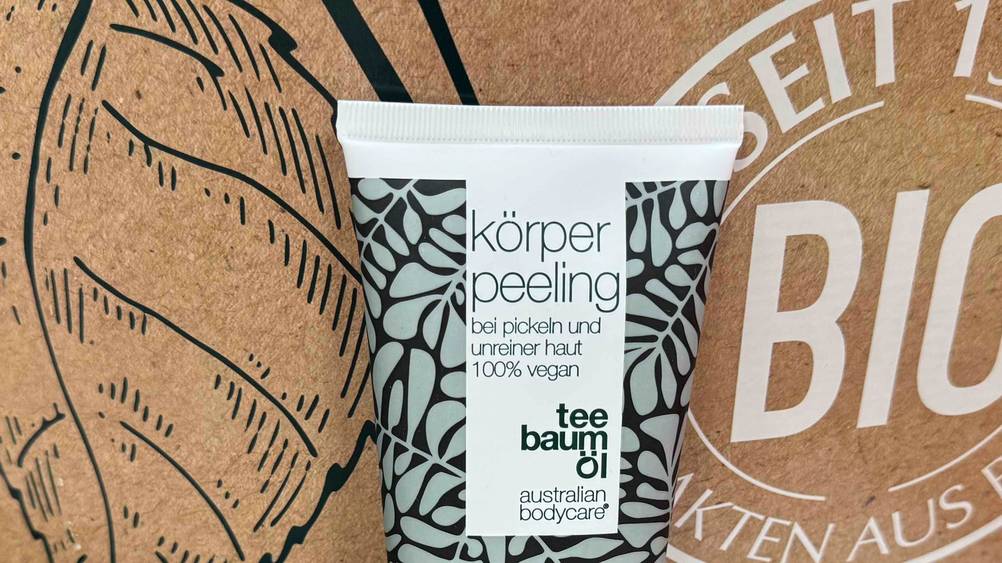 Teebaumöl-Duschgel getestet: Nahaufnahme der Verpackung mit Logo und Artikelbezeichnung.