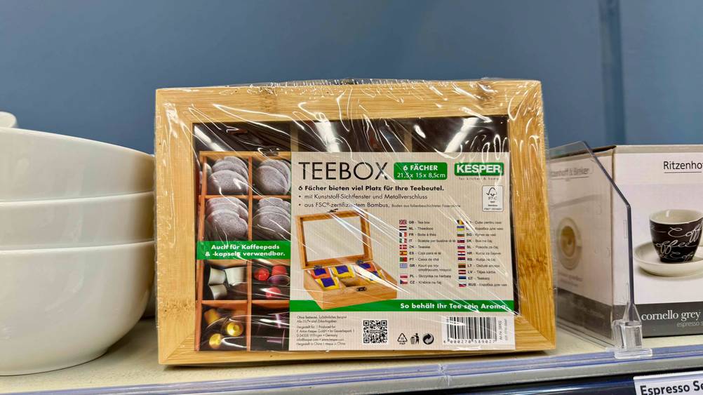 Getestet: Eine Teebox steht in einem Verkaufsregal neben anderen Produkten.