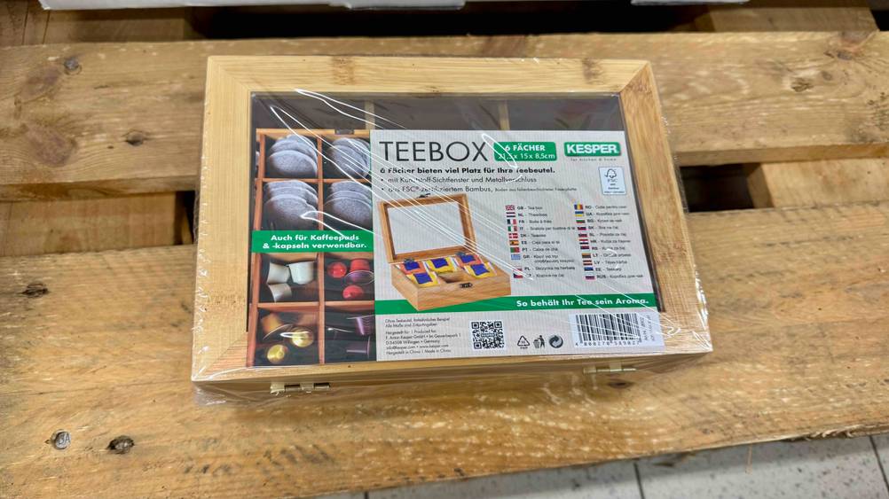 Auf einer Palette liegt die Teebox im Test.