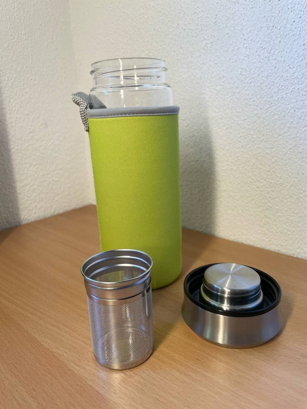 Die Einzelteile der getesteten Teeflasche to go nebeneinander.