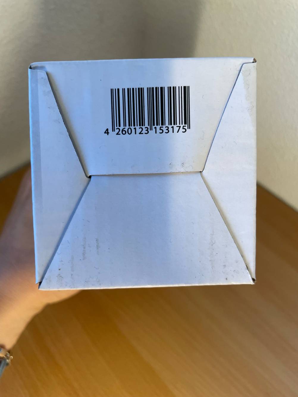 Teeflasche to go im Test: Nahaufnahme des Bodens der Originalverpackung mit Strichcode.