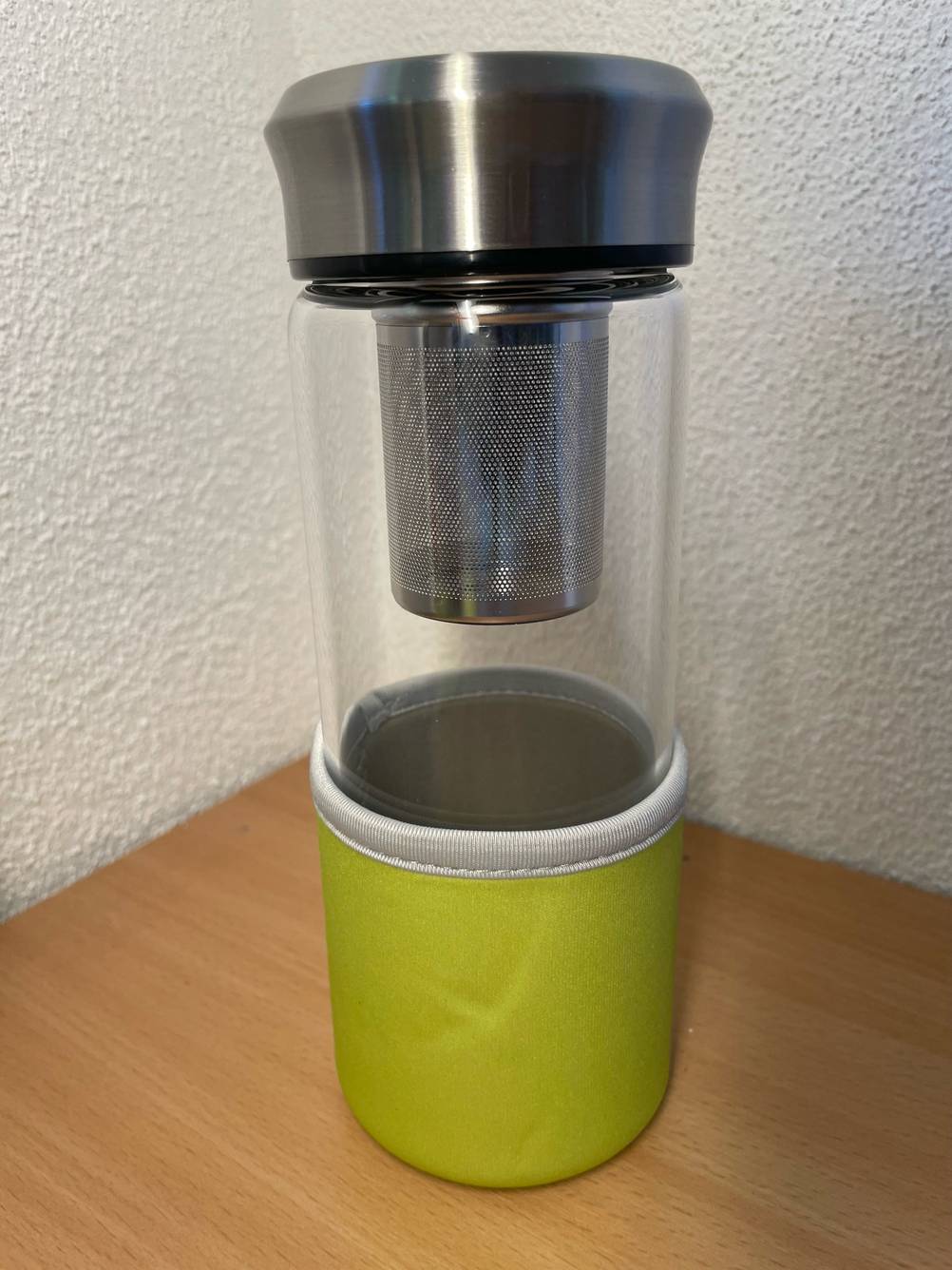 Die getestete Teeflasche to go auf einer Holzfläche stehend.