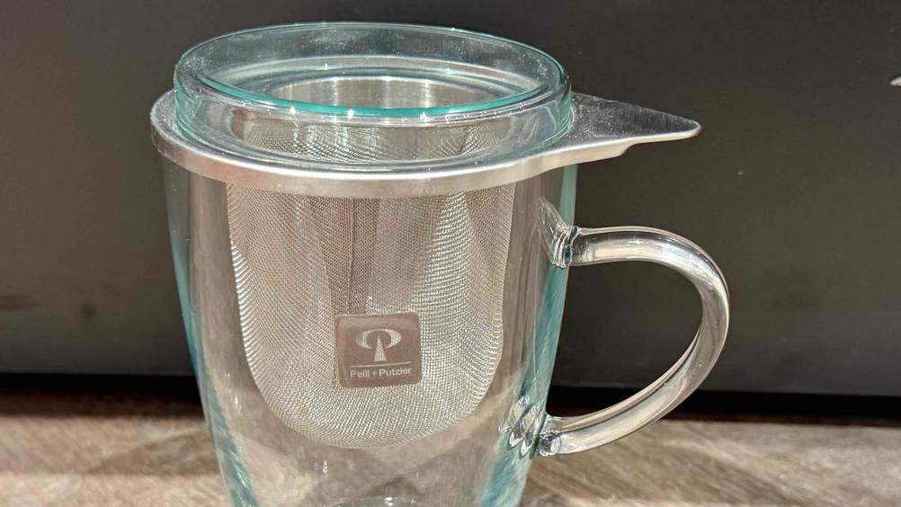 Teegläser getestet: Nahaufnahme des Teesiebes im Glas.
