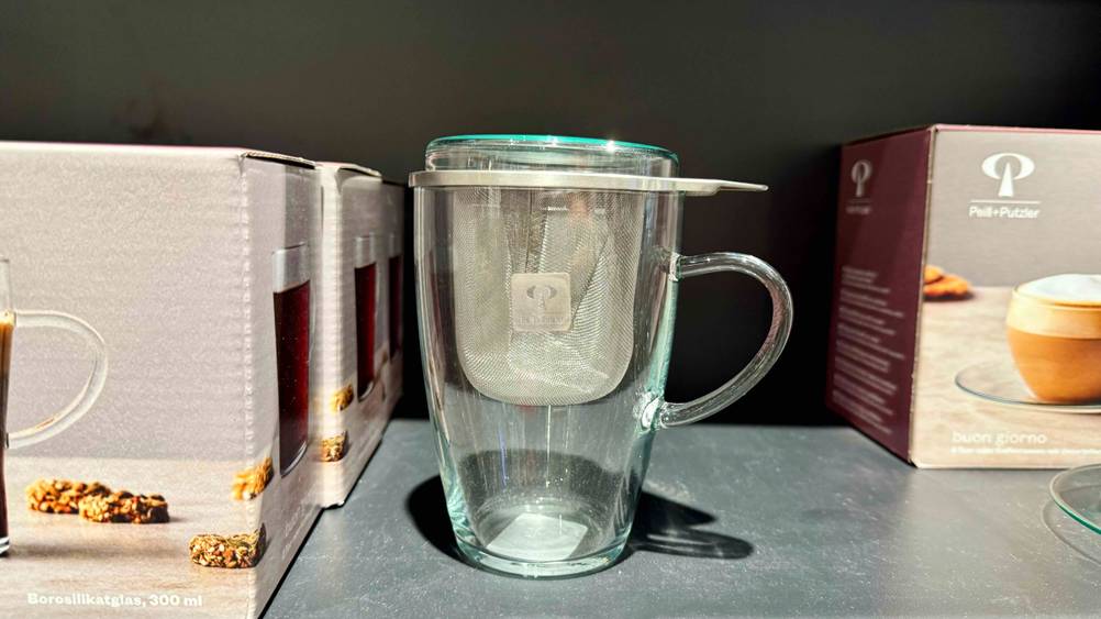 Teegläser getestet: Ein Glas steht in einem Verkaufsregal, im Hintergrund Verpackungen.