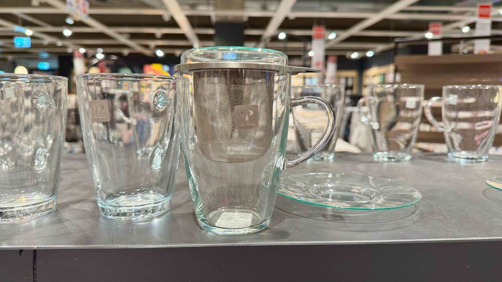 Teegläser getestet: Auf einem Regal steht neben anderen Gläsern ein Teeglas.