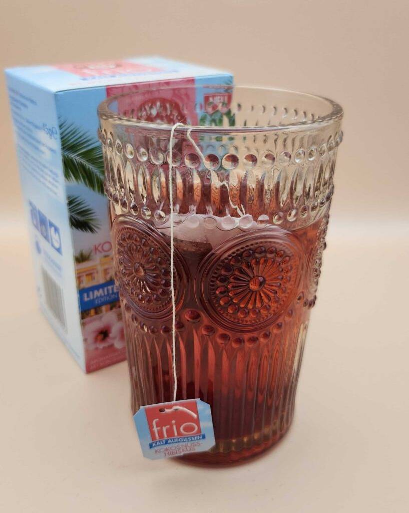 Getestet: Cold brew Tee im Teebeutel befindet sich in einem Glas mit Wasser.