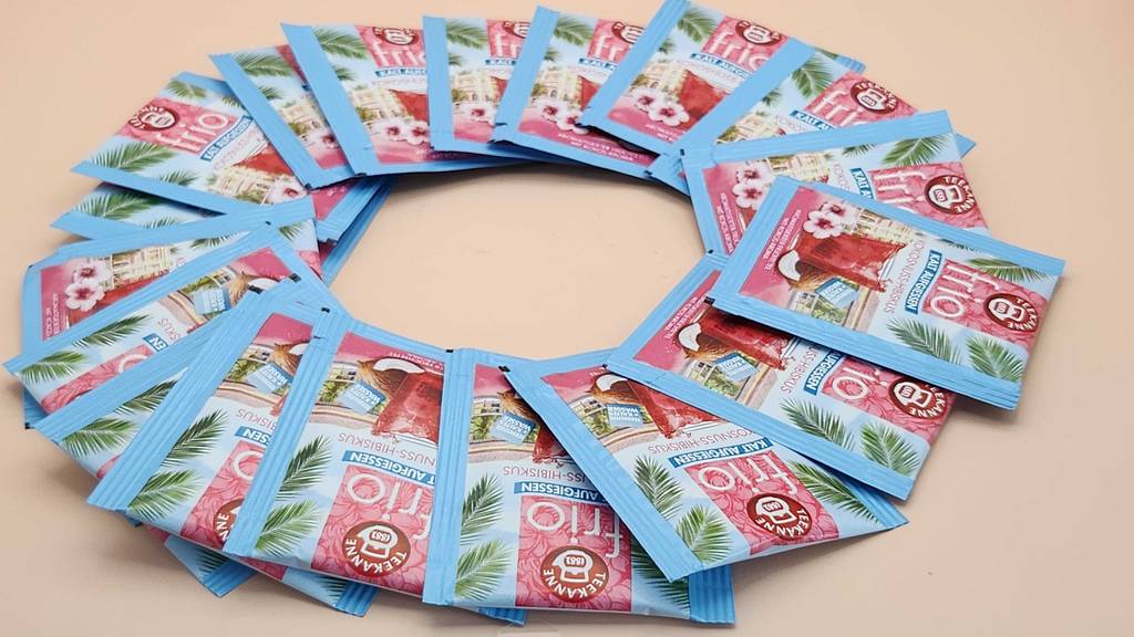 Getestet: Cold brew Tee. Mehrere Teebeutel liegen im Kreis übereinander auf einer beigefarbenen Fläche.