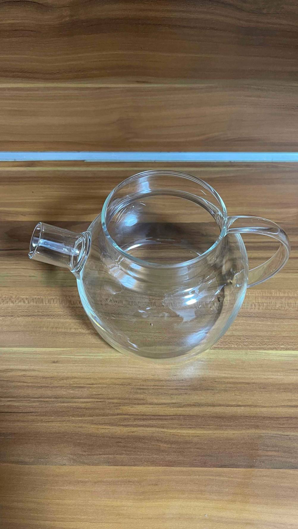 Blick von oben in eine getestete Teekanne aus Glas.