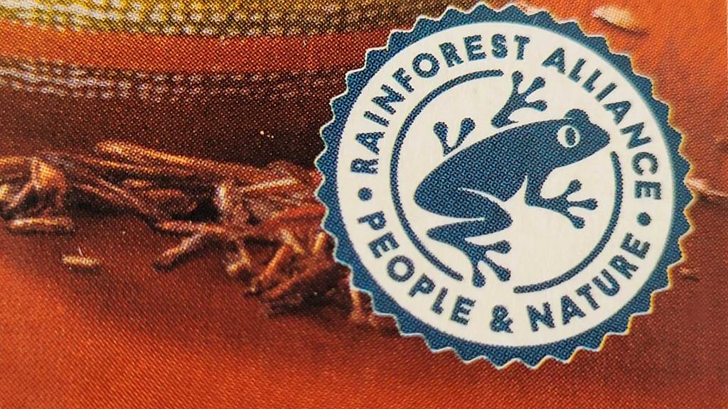 Das Markenzeichen der Rainforest Alliance auf einer Verpackung von einem getesteten Rooibos-Tee.