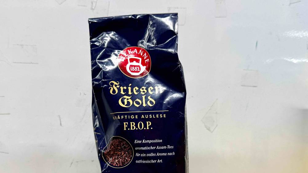Teekanne-Tee-Test: Nahaufnahme der Vorderseite der Verpackung mit Logo.