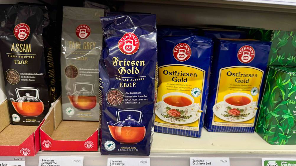 Teekanne-Tee getestet: Eine Packung neben anderen in einem Verkaufsregal.