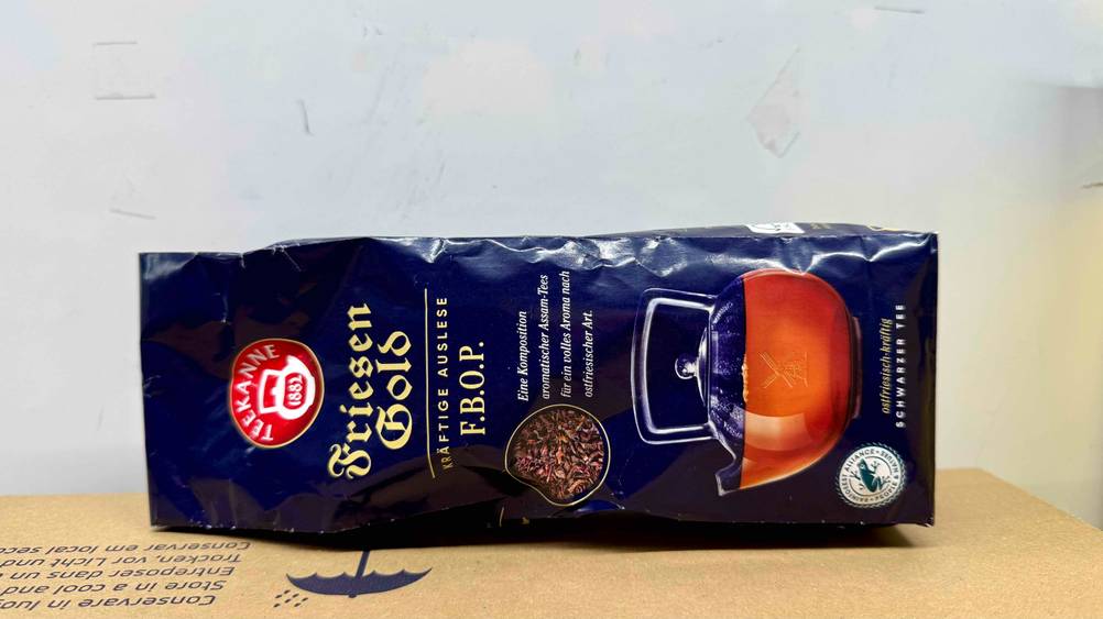Teekanne-Tee im Test: Eine Packung horizontal auf einem Karton.