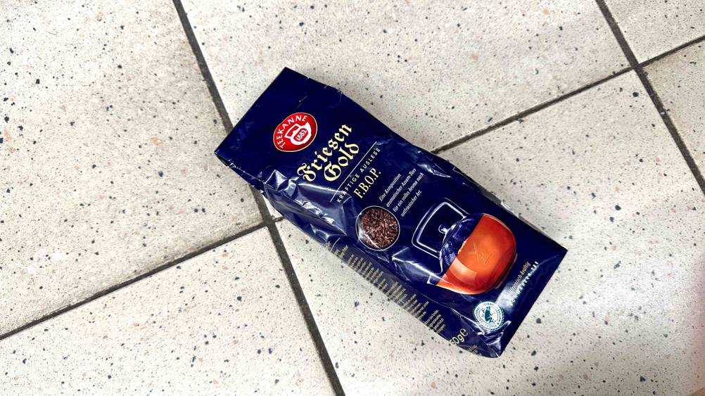 Eine Packung des getesteten Teekanne-Tees liegt auf einem Fließenboden.