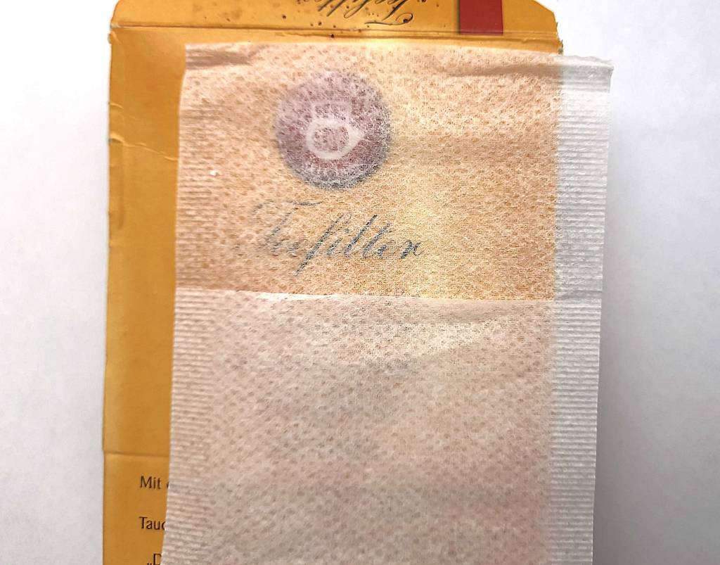 Nahaufnahme eines getesteten Teebeutels vor der Verpackung.