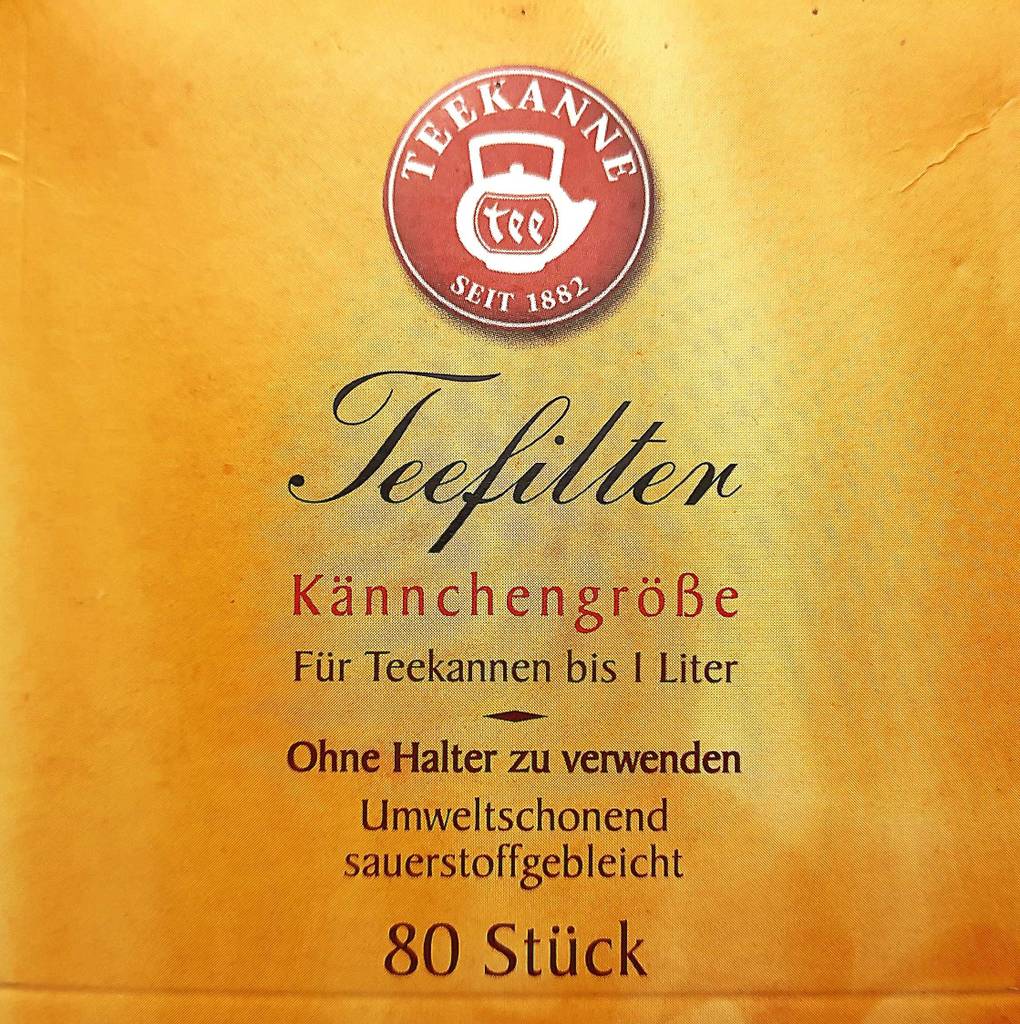 Nahaufnahme einer gelben Verpackung von Teekanne mit halterlosen getesteten Teebeuteln.