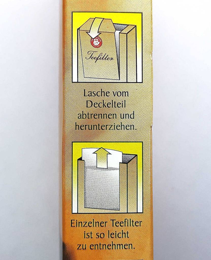 Nahaufnahme einer gelben Verpackung inklusive Anwendungsbeschreibung eines Teebeutels im Test.